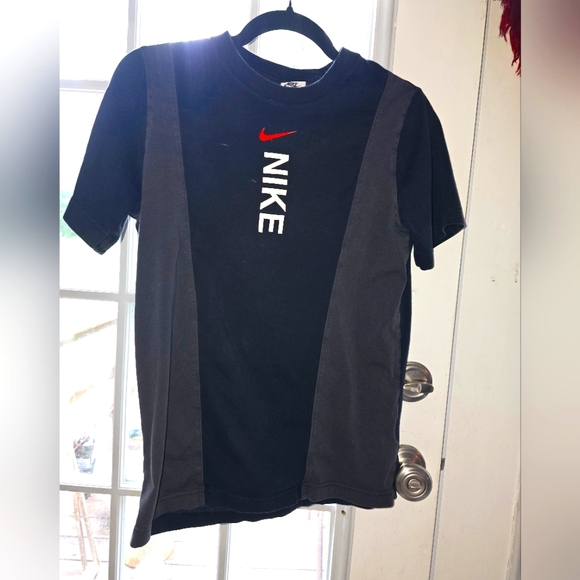 Nike Boys’ Colorblock Logo TeeSize: Youth XL (18–20) - Picture 1 of 3